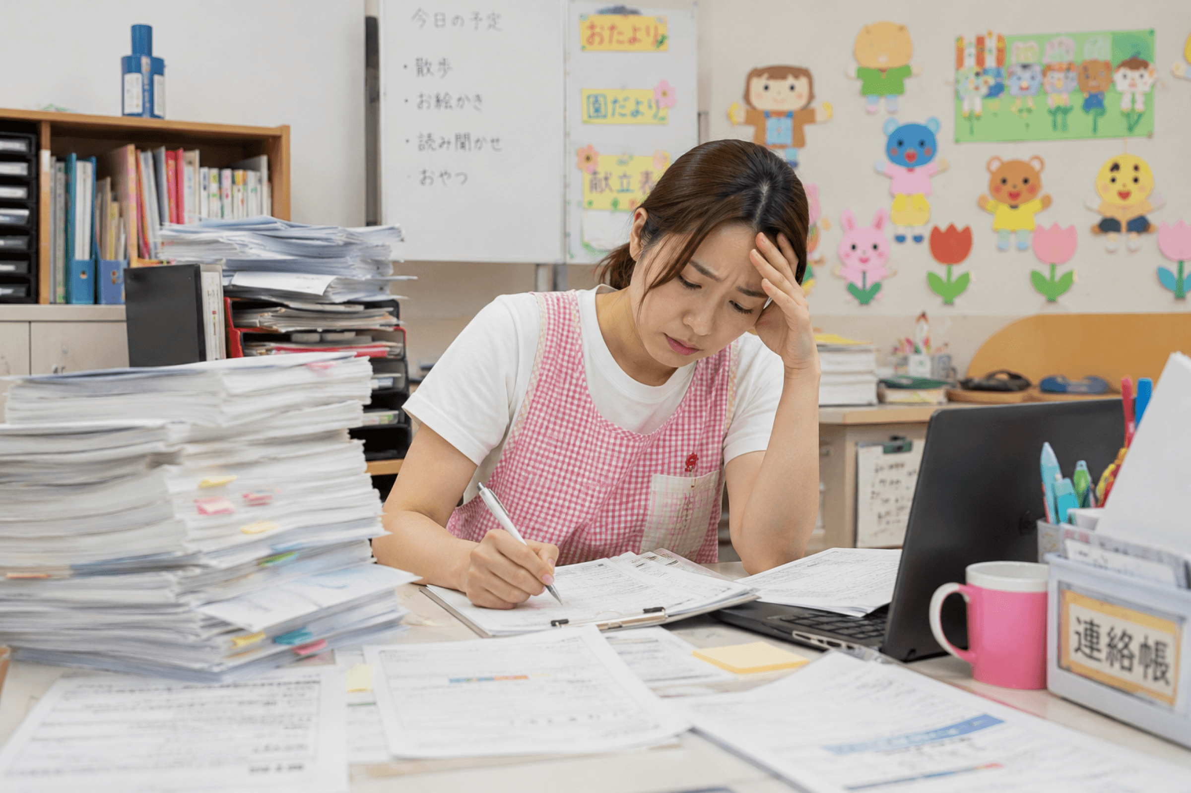 多忙な日本の保育士(書類業務)