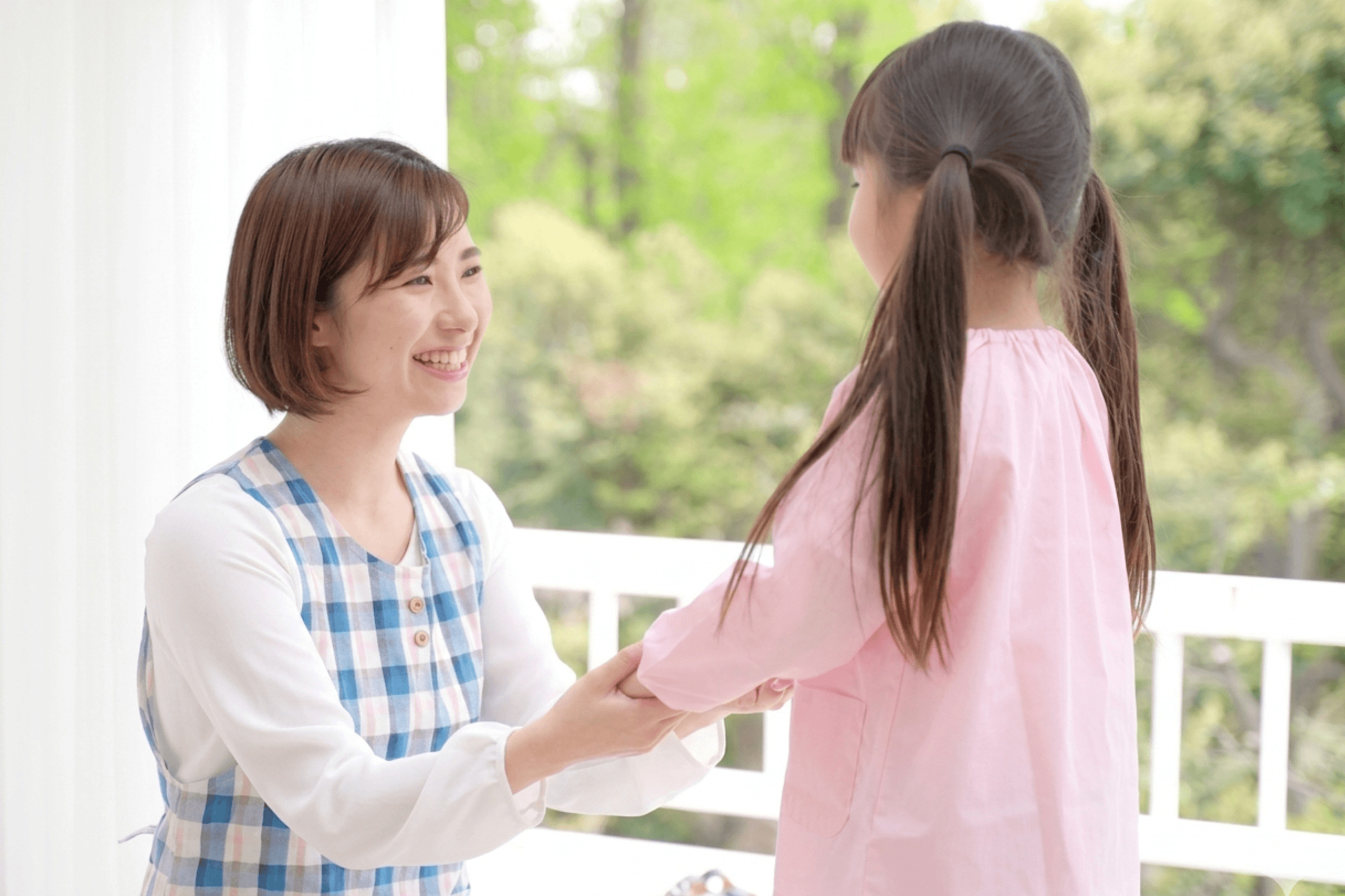 笑顔で子どもと向き合う保育士